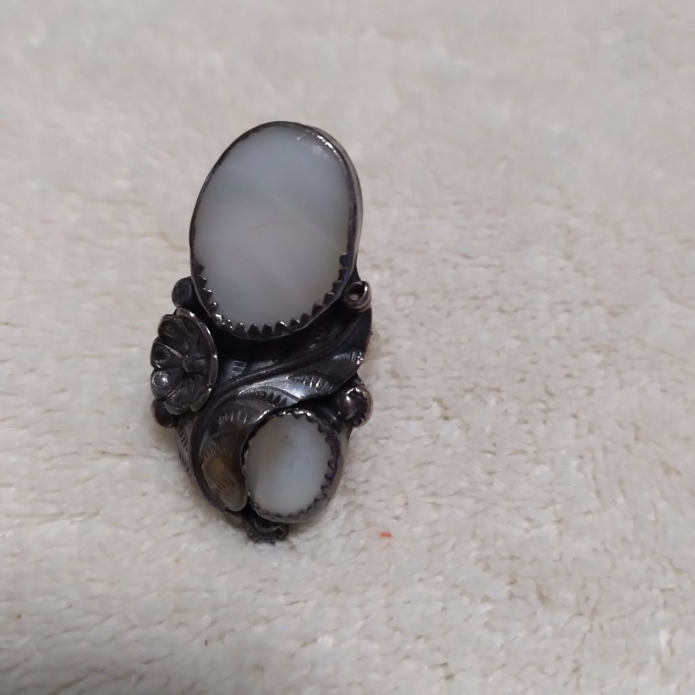LARGE MOTHER OF PEARL RING - Picture 2 of 3